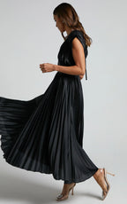 Della Midi Dress - Plunge Neck Short Sleeve Pleated Dress in Black