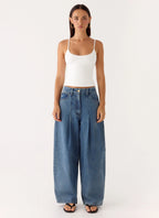 Zayn Pleated Denim Jeans - Light Wash Blue